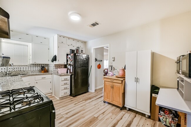 Building Photo - 222 Linda St