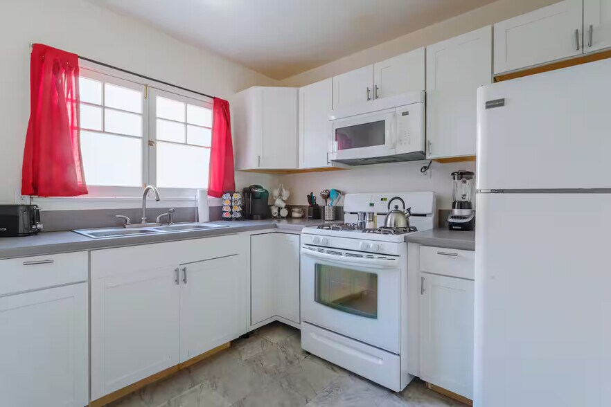 Building Photo - 5124 3/4 De Longpre Ave