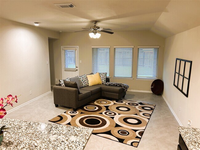 Building Photo - 1402 Central Heights Dr