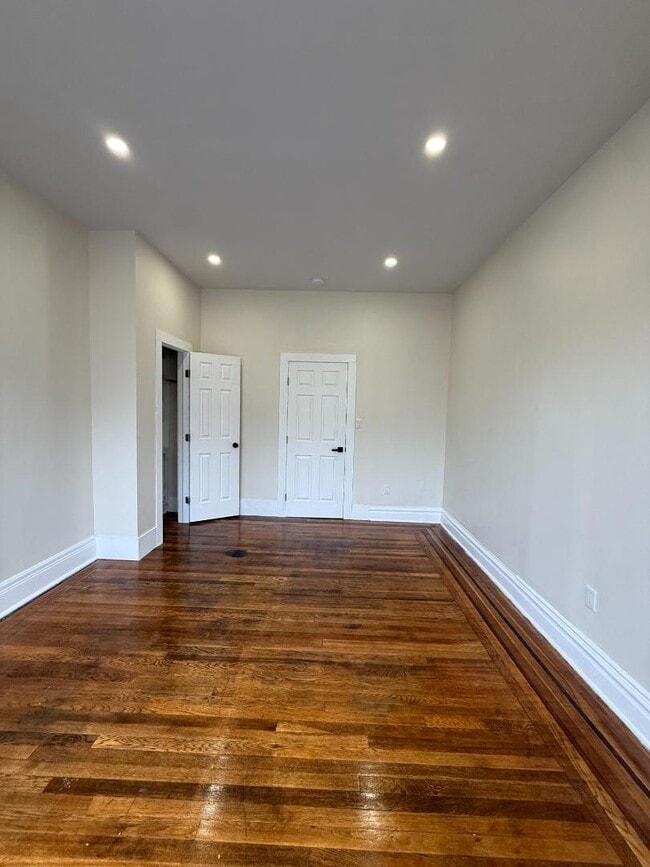 Building Photo - 161 6th Ave