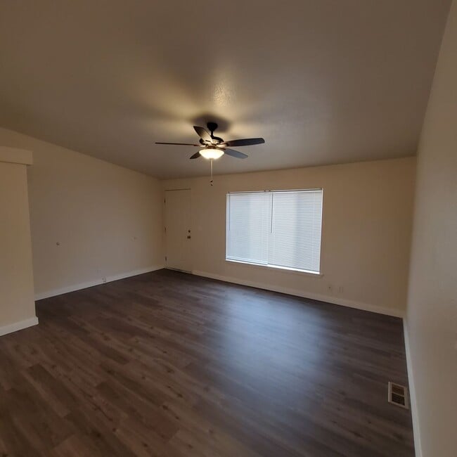 Building Photo - Pet Friendly 4 bedroom 2 bath home w/ 2 car garage