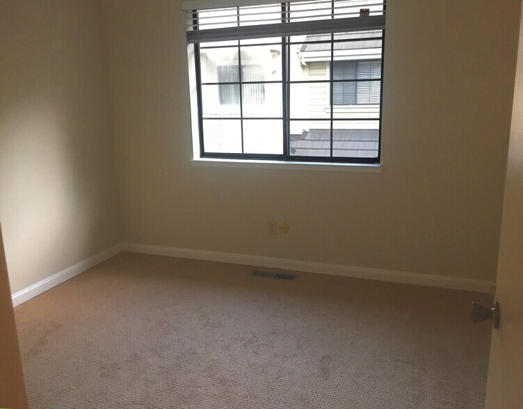 Building Photo - 2072 Fostoria Cir