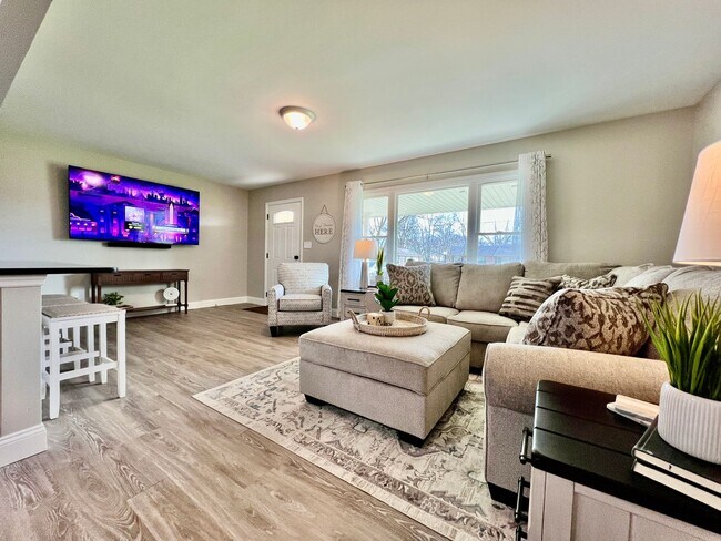 Building Photo - Newly remodeled, furnished home Trenton, Ohio