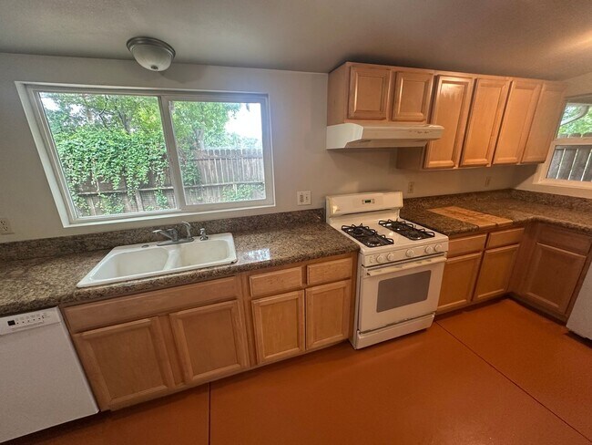 Building Photo - 2 BR w/ Bonus Room/Office