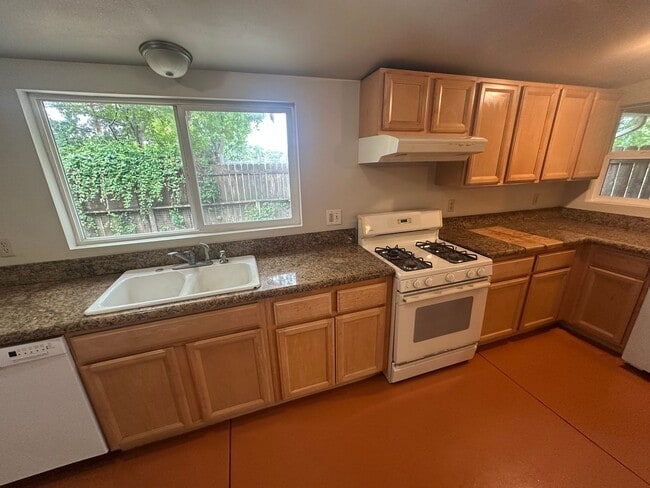 Building Photo - 2050 Laburnum Ave