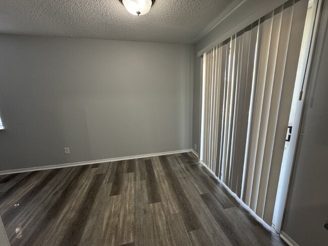 Building Photo - "Charming 2-Bed Gem with Full Bath in Springfield – Cozy 777 Sq Ft Haven Awaits!"