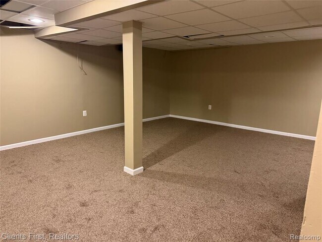 Building Photo - 35285 Pennington Dr