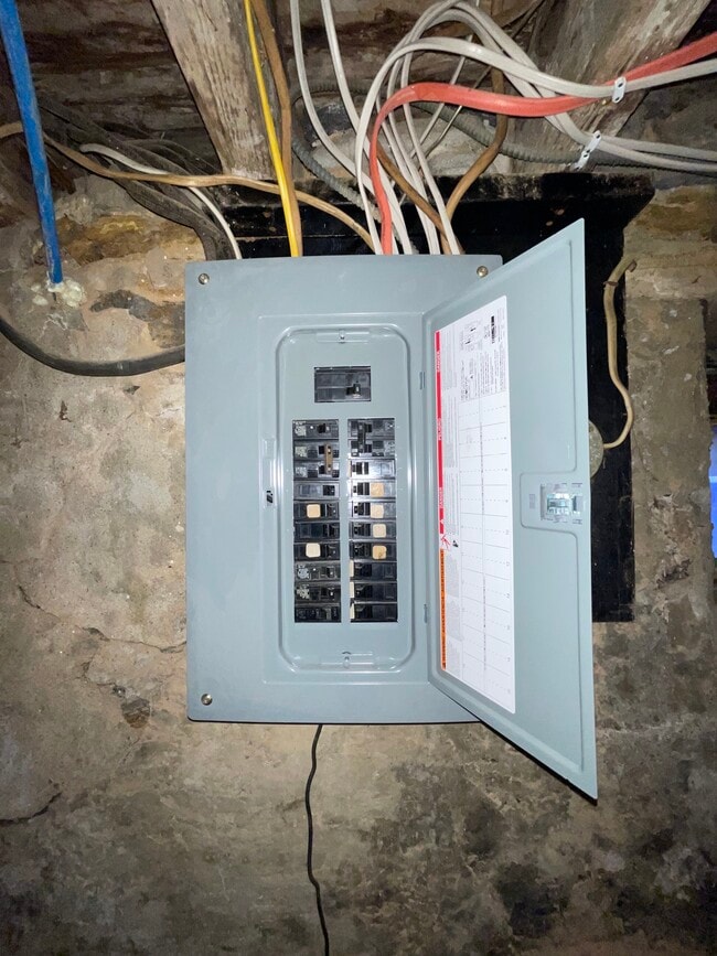 Building Photo - 1611 S Yewdall St