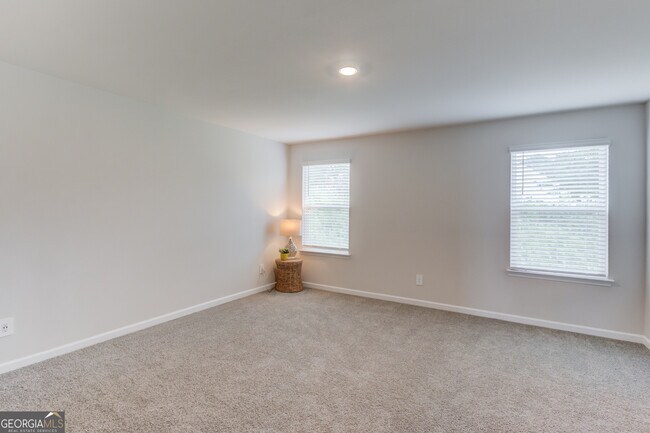 Building Photo - 1325 Lyon Wy Dr