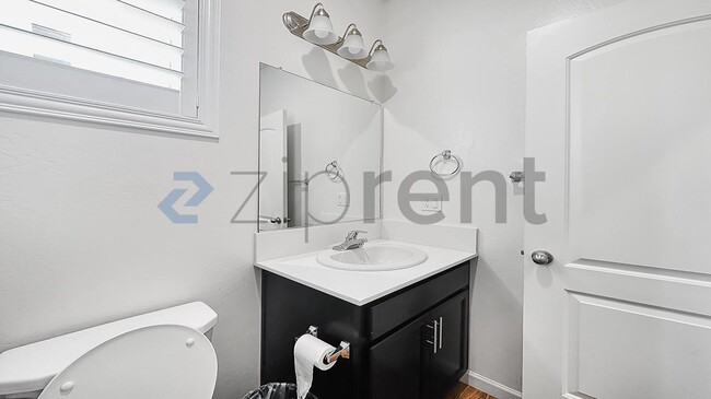 Building Photo - Unit