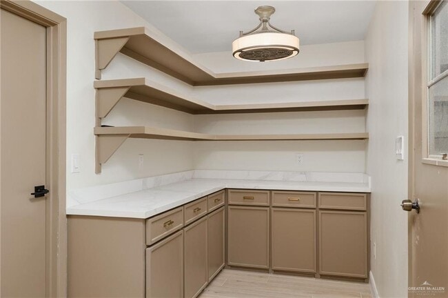 Building Photo - 19 Fern Ave W