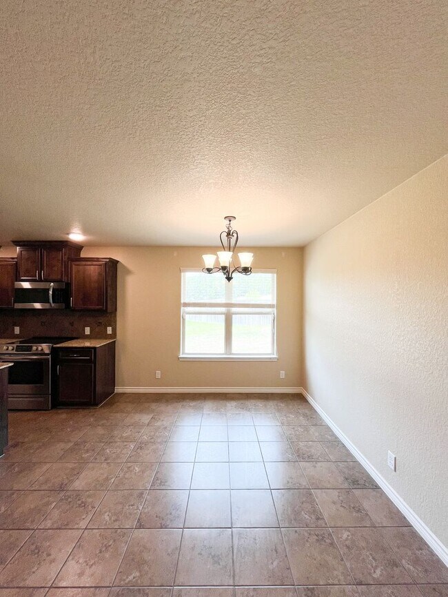 Building Photo - Available 7/11/2025 Beautiful 1 story, 5 b...