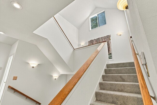 Building Photo - 25 Biscayne Ct