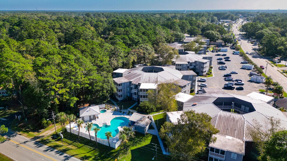 Building Photo - 10170 Beach Dr SW