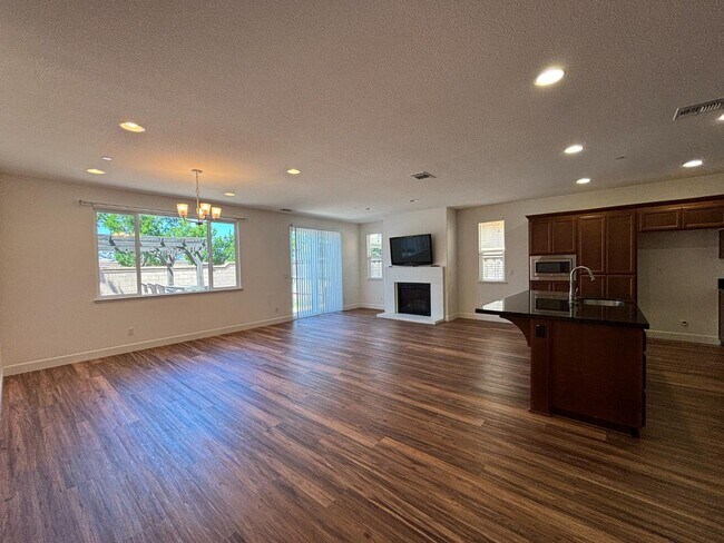 Building Photo - 402 Crimson Cir