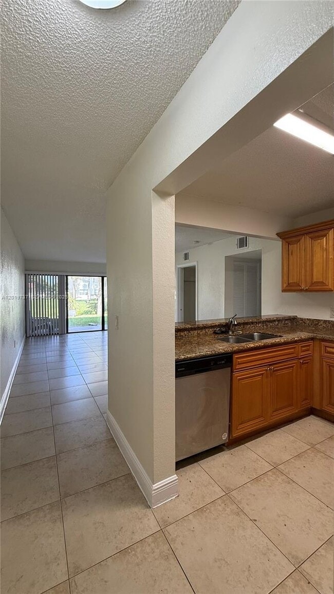 Building Photo - 1524 Lake Crystal Dr