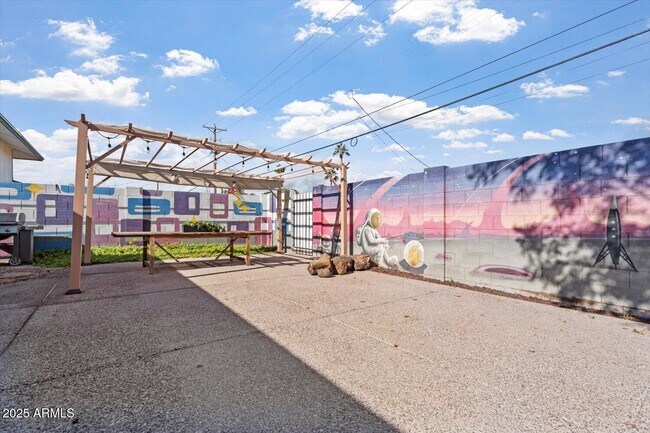 Building Photo - 8524 E Edgemont Ave