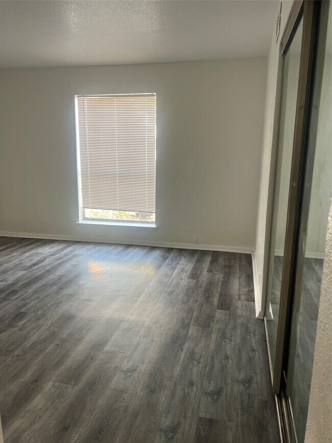 Building Photo - 3303 W Greenridge Dr