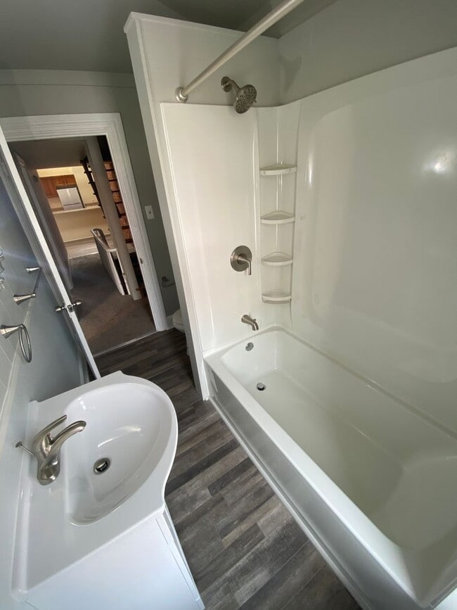 Building Photo - 612 E Chestnut St