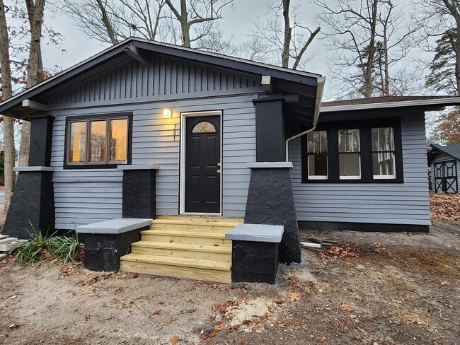 Building Photo - 701 W Lakeshore Dr