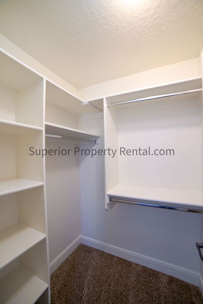 Building Photo - 3 bed, 2.5 bath townhouse with new paint and carpet