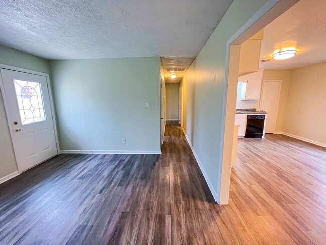 Building Photo - Cozy 3 Bedroom, 1 1/2 Bathroom Near Downto...