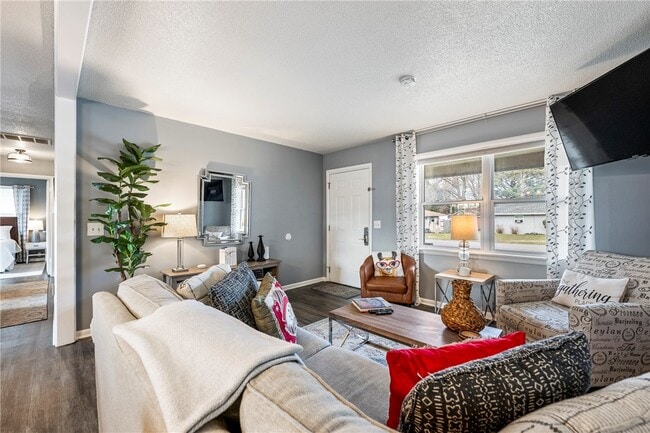 Building Photo - 110 SE 13th St