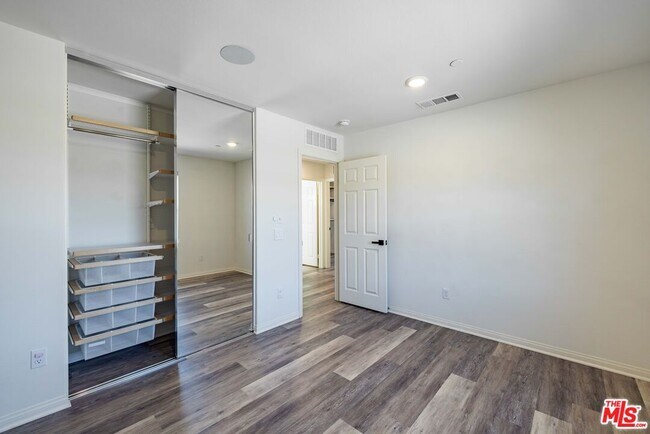 Building Photo - 27639 Sawtooth Ln