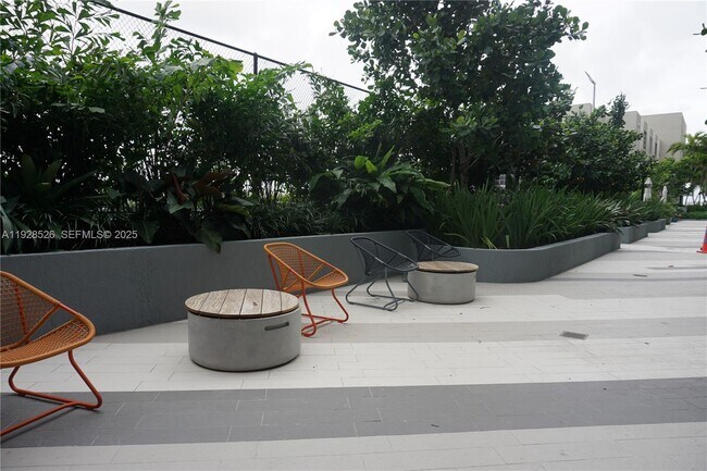 Building Photo - 121 NE 34th St