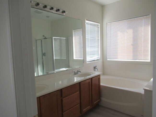 Building Photo - 4 Bedroom / 3.5 Bath Chandler Home in Gated Lake Community!