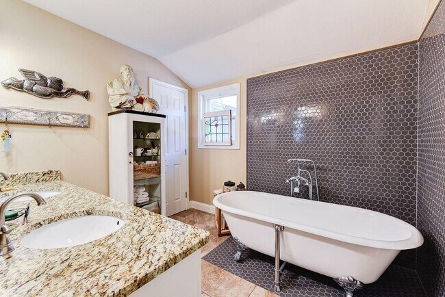 Building Photo - 3318 20th St