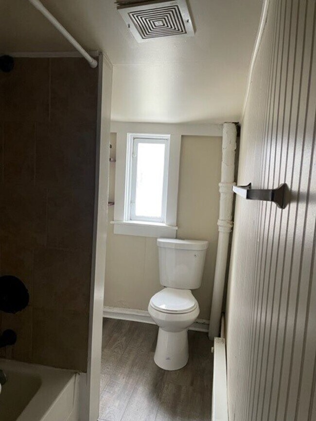 Building Photo - 2nd Floor 1 Bedroom 1 Bathroom Apartment F...