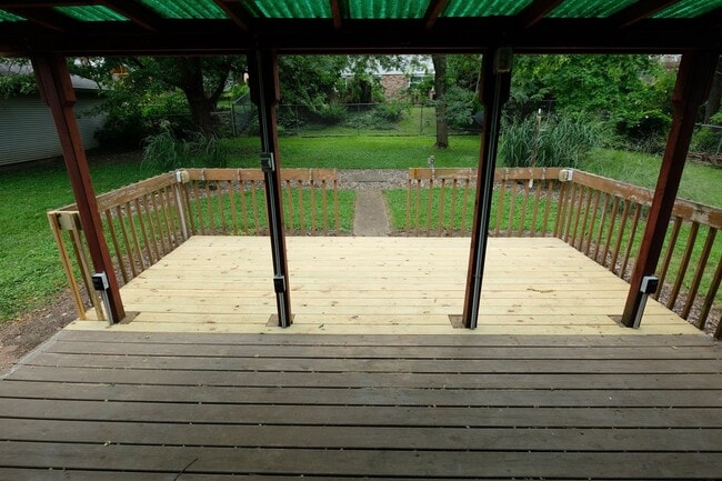 Building Photo - Just Remodeled!  3 Bedroom 1 Bath near jus...