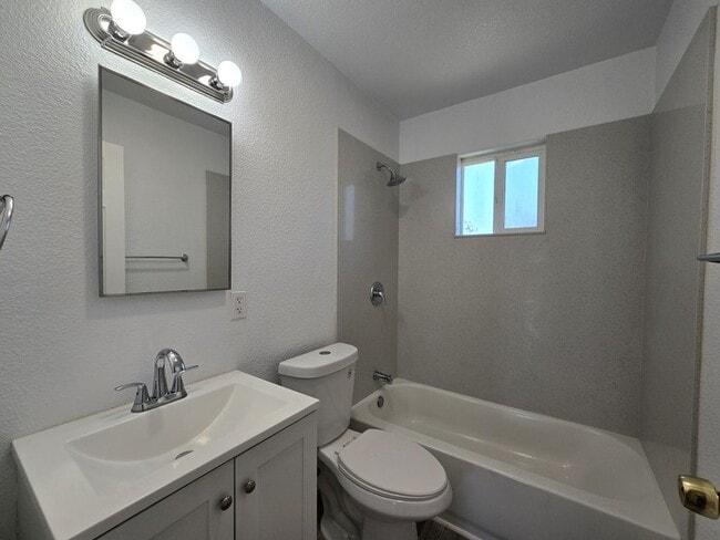 Building Photo - Cute Duplex for rent in Sacramento!