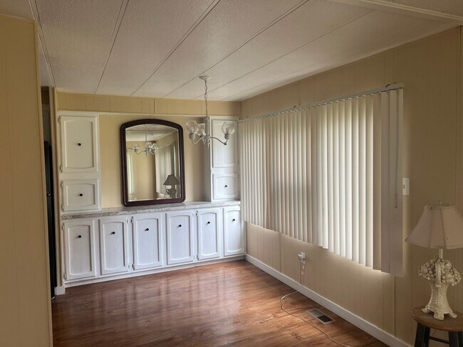 Building Photo - Quiet 2 bedroom home