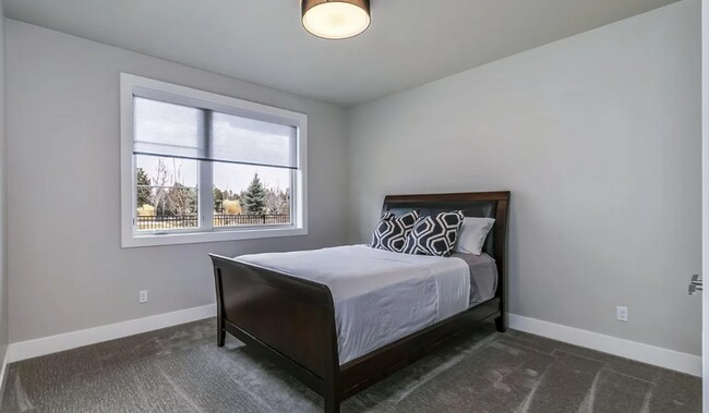 Building Photo - Beautiful and Spacious 3 Bed/2.5 Bath Home on 0.46 Acre Lot in SE Bend