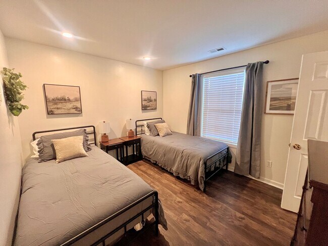 Building Photo - 707 Bagwell Ct