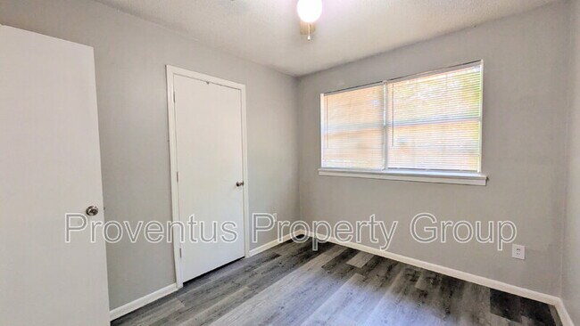 Building Photo - 4527 Versailles Dr