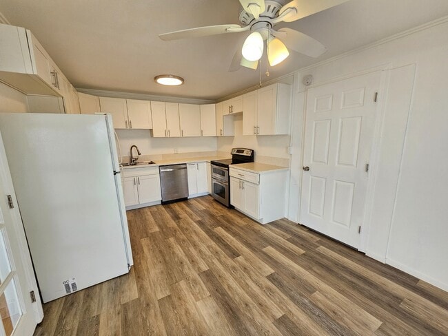 Building Photo - 1 bedroom 1 bath Apartment. NO parking. Upstairs unit.
