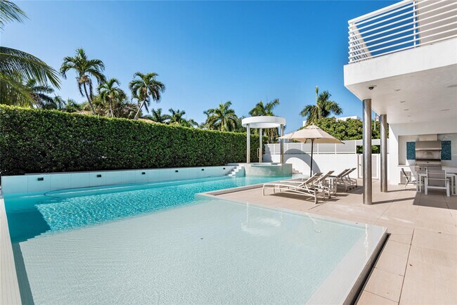 Building Photo - 500 Isle of Capri Dr