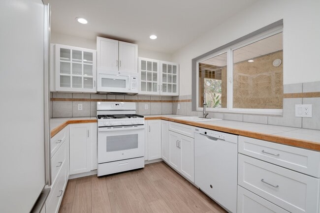 Building Photo - 1058 3rd St