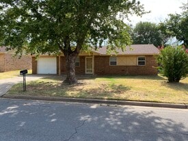 Building Photo - 702 N Elm St