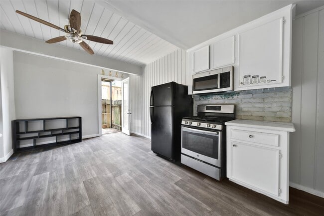 Building Photo - 28 Lakeway St