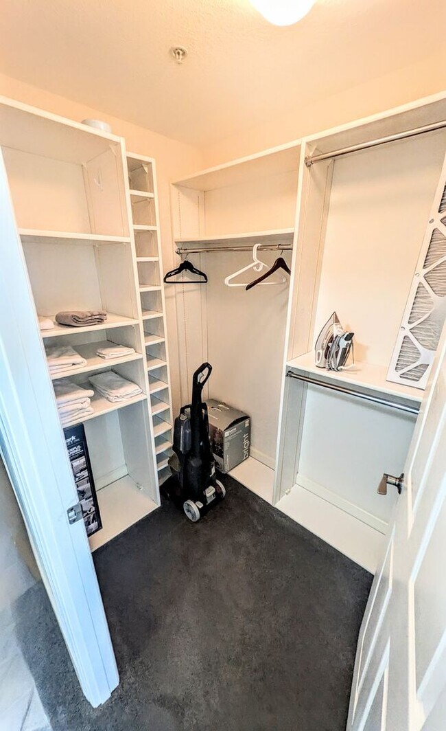 Building Photo - Annual (furniture Optional) furnished/Seasonal/short term 2 bedroom 2 bath In the Renaissance