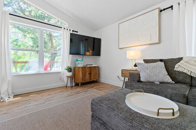 Building Photo - 152 Manresa Rd