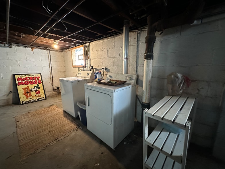 Building Photo - 234 College St