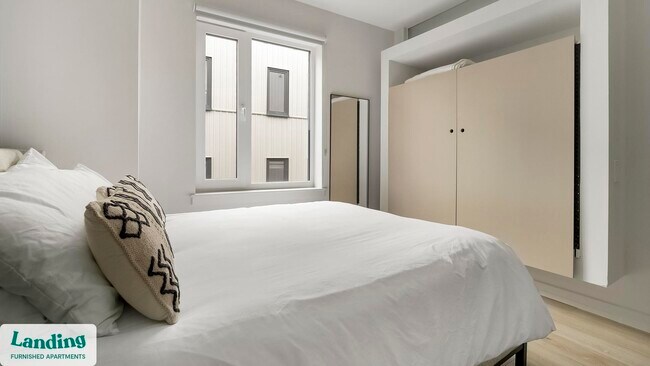 Building Photo - 2009 N Howard St