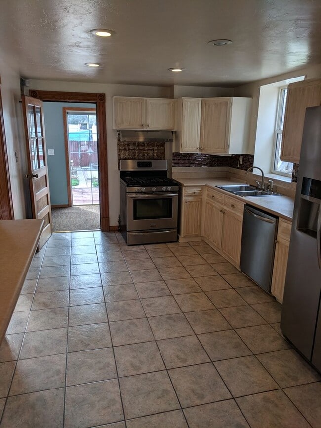 Building Photo - AWESOME 3-BDRM + GARAGE IN DESIRABLE SUNNY...