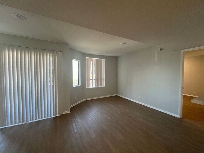 Interior Photo - 6310 Sylmar Ave