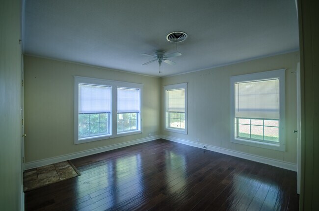 Building Photo - 1303 S Sneed Ave